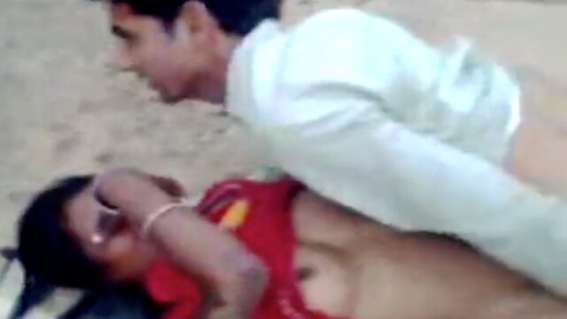Pakistani desi gf outdoor chudai with bf mms video